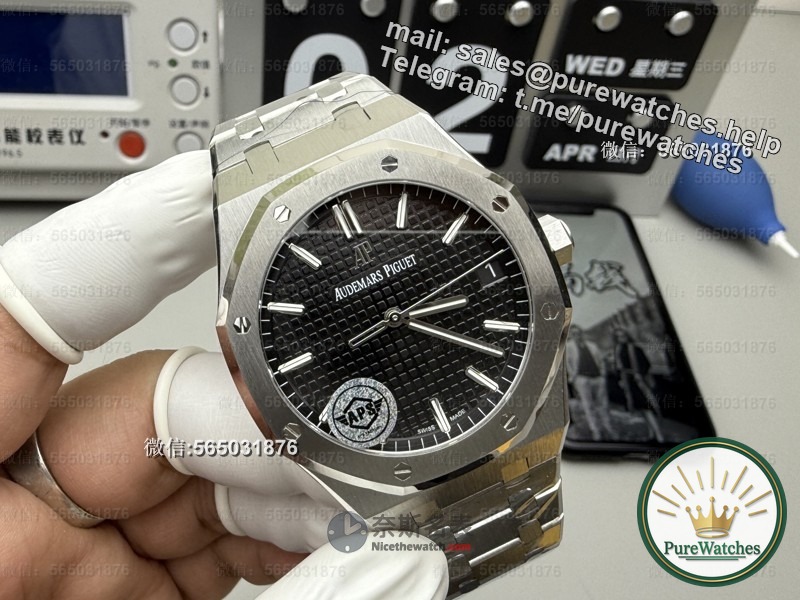 From V2 to V3, what key details have been upgraded in the APS factory 15500 black disk?