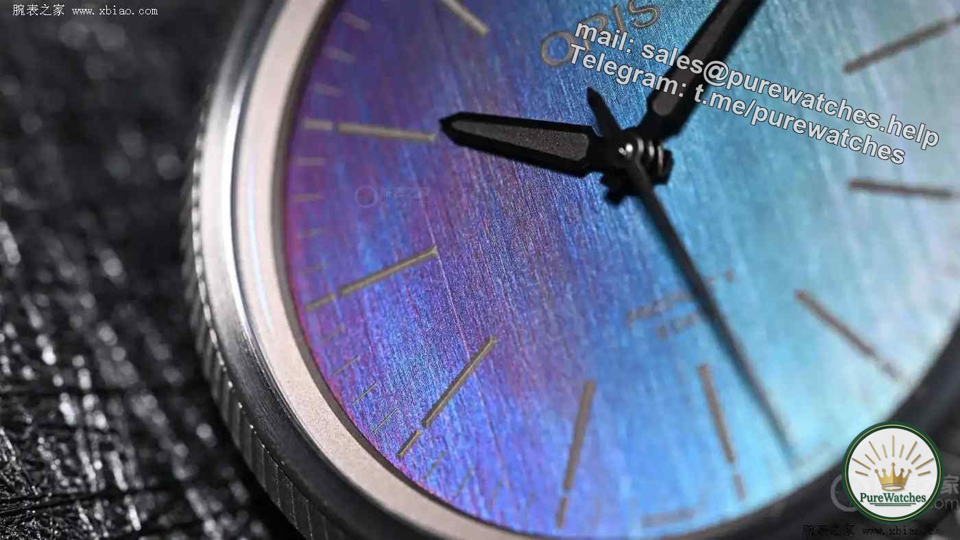 Put the rainbow on your hands! Oris’s black technology dial is absolutely stunning under the sun!