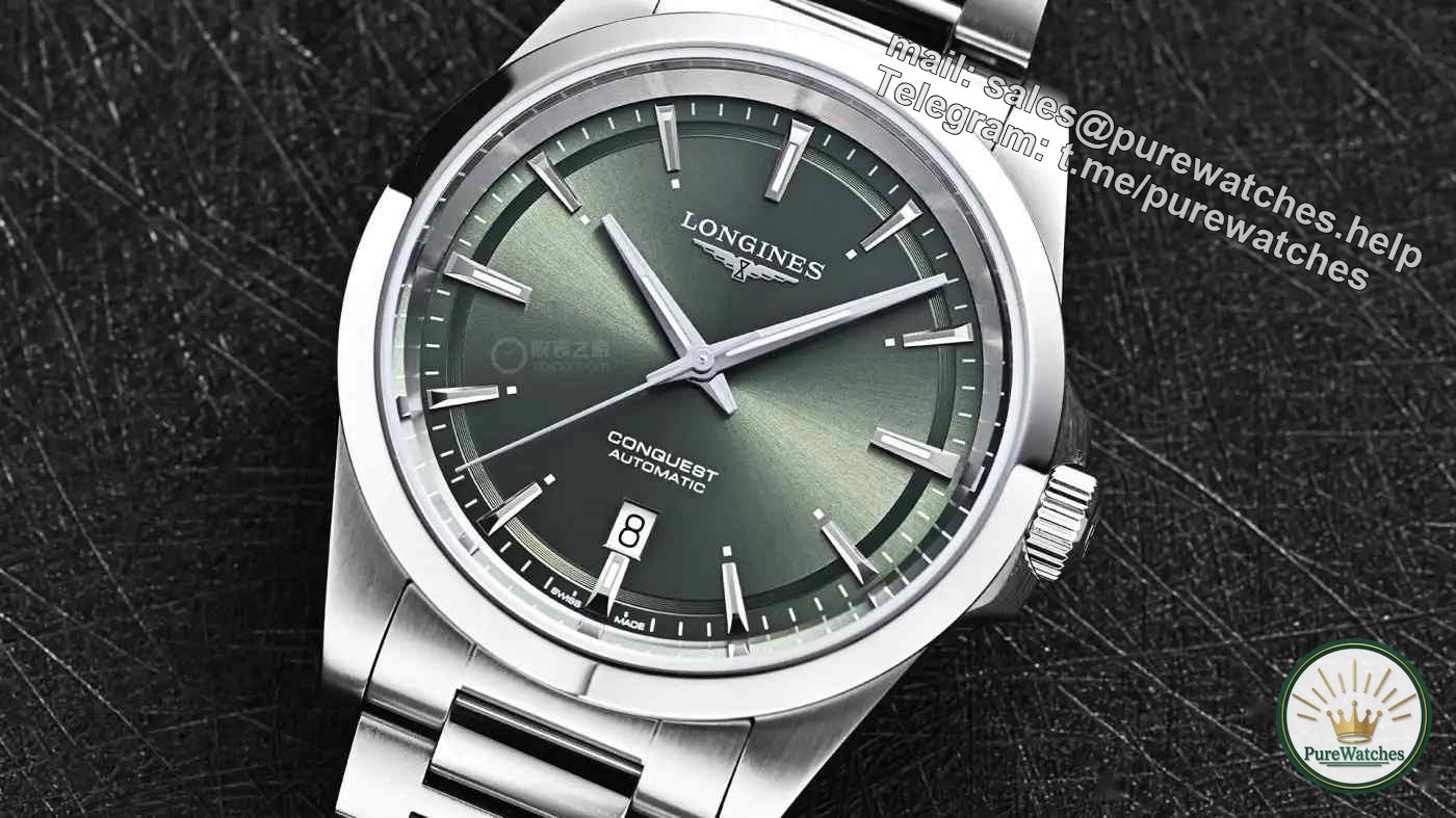 Wear this “Concas Green” for an elegant spring date: a 41mm stainless steel case with a sunburst dial, this looks stunning!