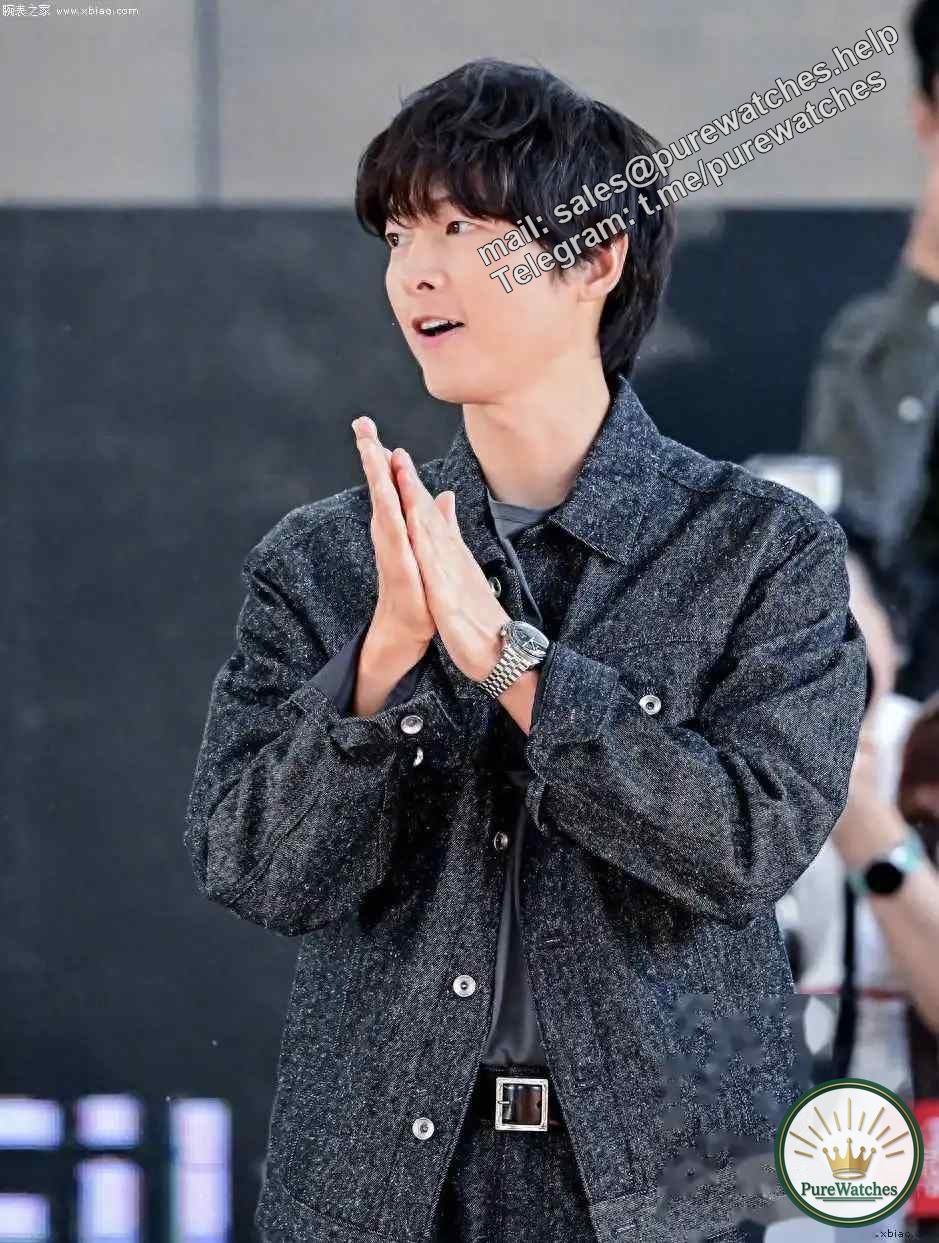 Song Joong Ki won the Best Supporting Actor at the Busan Film Festival and showed elegance wearing an Omega Speedmaster Moonwatch